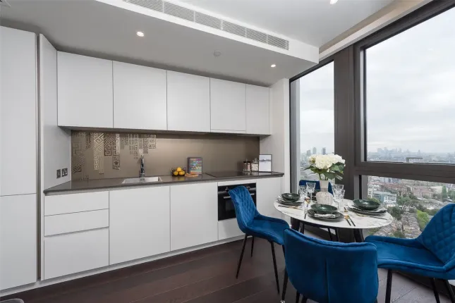 1702, Bondway, London photo 3