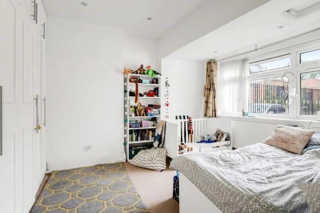 19 Hoop Lane, London, Greater London photo 4