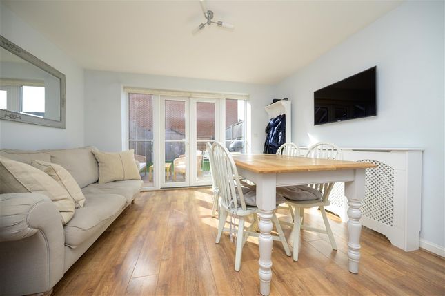 Whittaker Drive, Horley photo 3