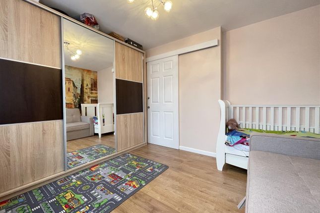 Flat for sale in Lewes Close, Grays