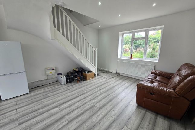 2 Holmside Rise, Watford, Hertfordshire photo 2