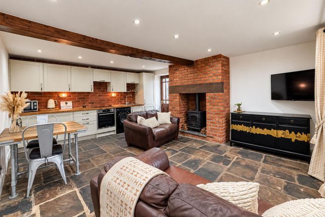 1b, Holme Farm Court, Leeds photo 3