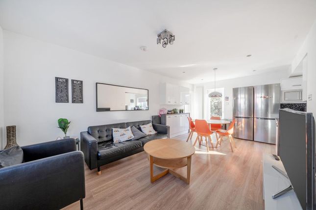 1 KINROSS DRIVE, Kinross Drive, Sunbury-On-Thames photo 2