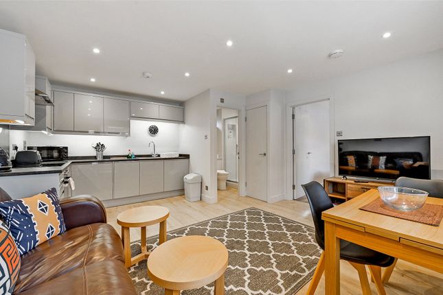 Flat 2, Wellington Court, 27, Little Marlow Road, Buckinghamshire photo 3