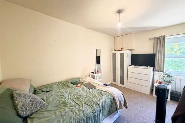 Flat B, 45, Vallis Way, FROME photo 3