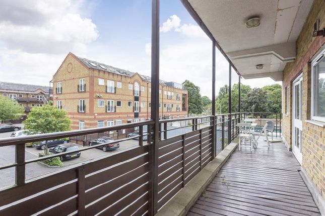 Flat to rent in River House, Northfields, Putney, London