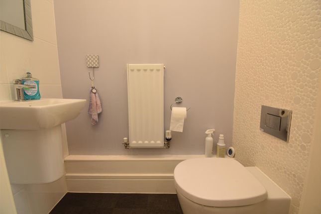 8, Springfield Drive, Wakefield photo 4