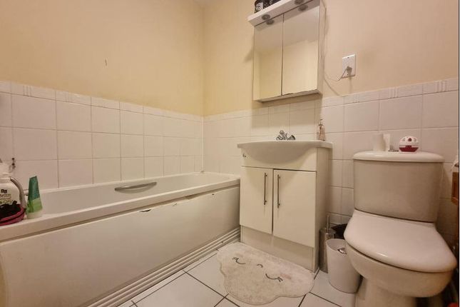 Flat to rent in Slough, Berkshire