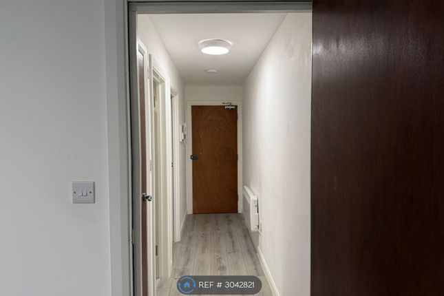 Flat, A Hanworth Road, Hounslow photo 5