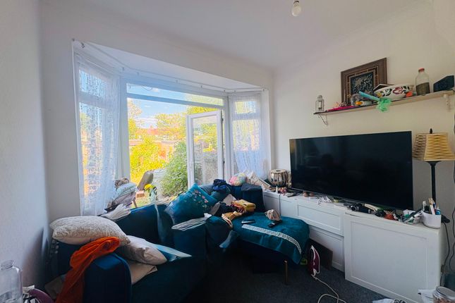 170 Ascot Gardens, Southall photo 4