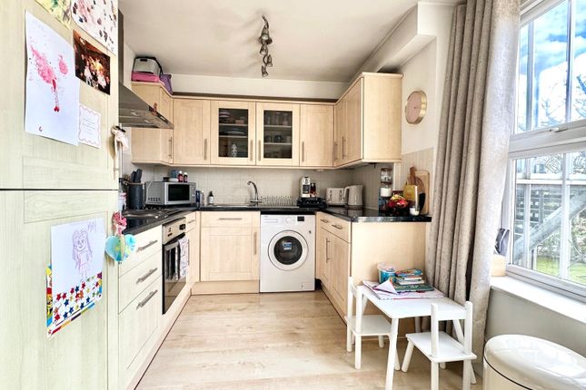 Flat for sale in Rowhill Road, Hextable, Kent