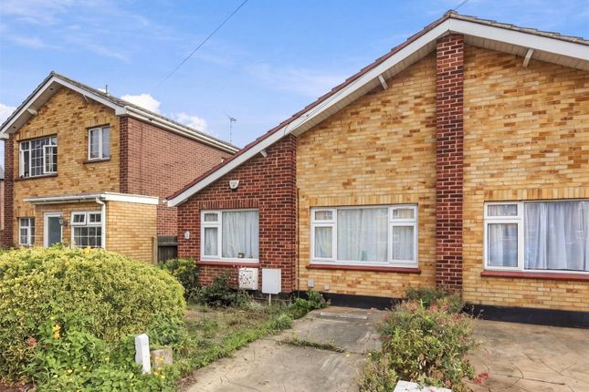 2-bed bungalow on 4, Old School Meadow, Southend-on-Sea, £395,000