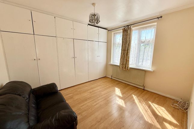 Top Floor Flat, 84 Station Road, Gidea Park, ROMFORD photo 5
