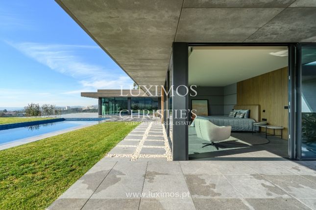 Villa for sale in 4560 Penafiel, Portugal