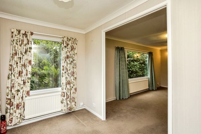 19, Linnett Close, Turners Hill photo 4