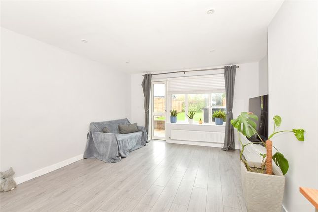 Nuthurst Close Ifield, Crawley photo 4