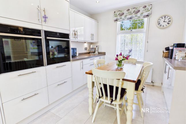 453, Leatherhead Road, Chessington photo 4