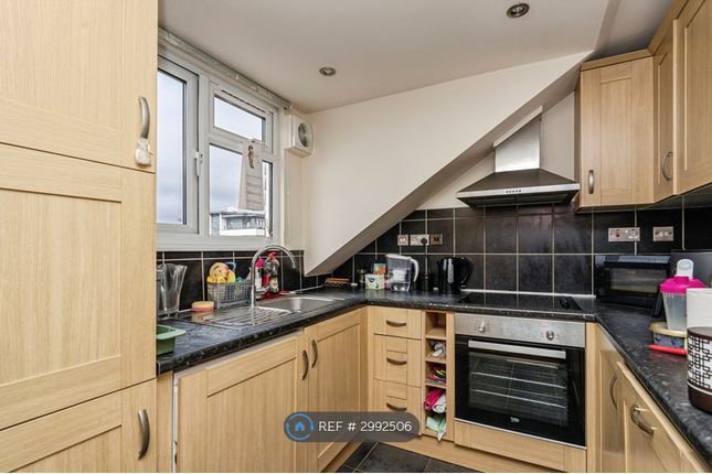Flat, Rosewood Kingfield Road, Woking photo 2