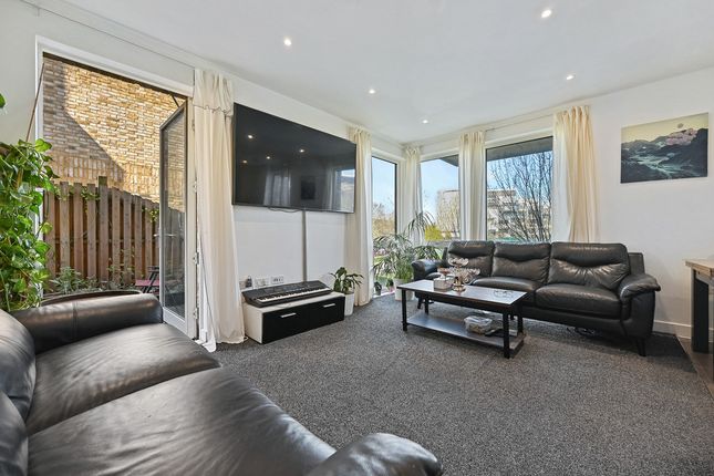 Flat 4 Lucerne Apartments, 91, Hilltop Avenue, London photo 3