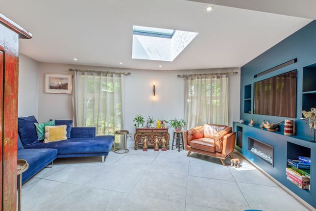 28 West Park Drive East, Leeds photo 4