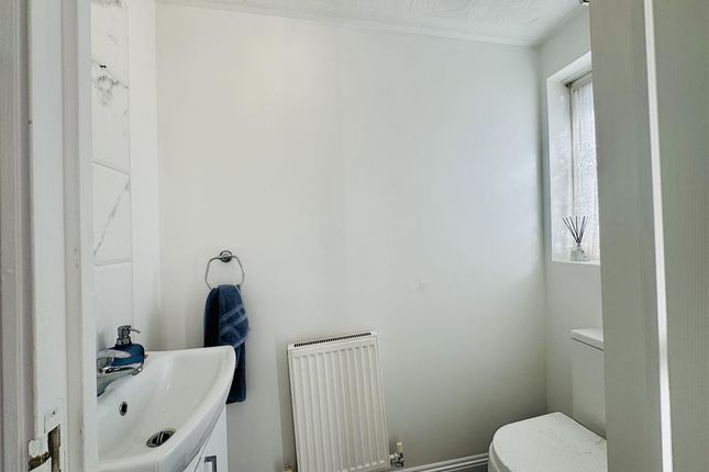 888, Derwent Close, Watford photo 4