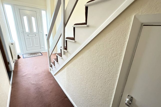 15 Hillcrest Gardens, Willenhall photo 4