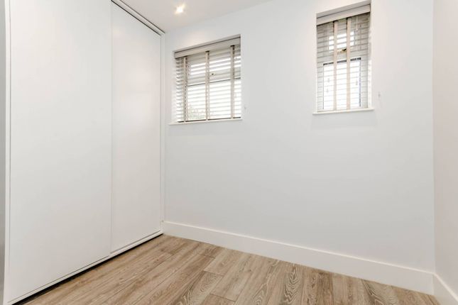 Flat to rent in Antrobus Road, Chiswick, London