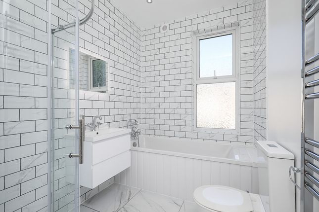 Flat 120a, 120a, Darwin Road, London photo 4
