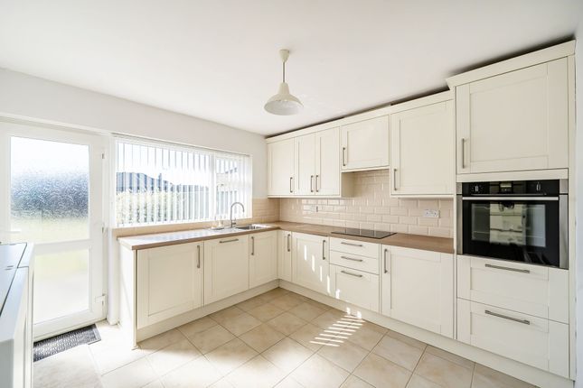 8 Pen Close, Swindon photo 4