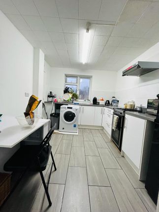 Flat for sale in Daubeney Road, London