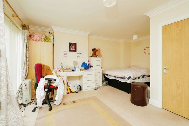 Town house for sale in Reliance Way, Oxford