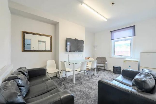 161, LEEDS photo 2