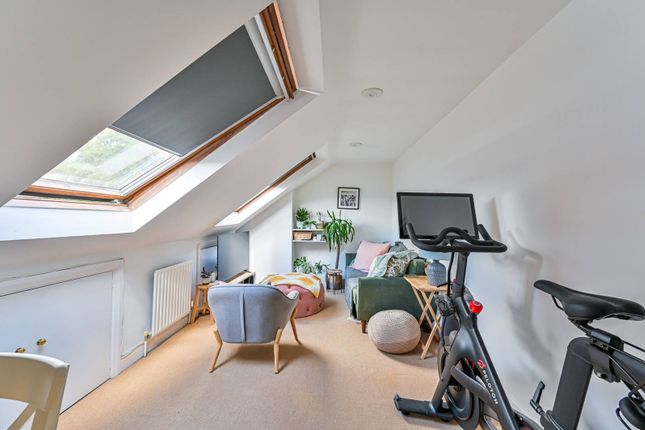 Flat for sale in Coverton Road, Tooting Broadway, London