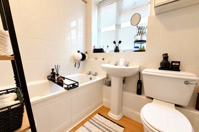 3 Ravensbury Court,, Ringstead Road, Sutton photo 5