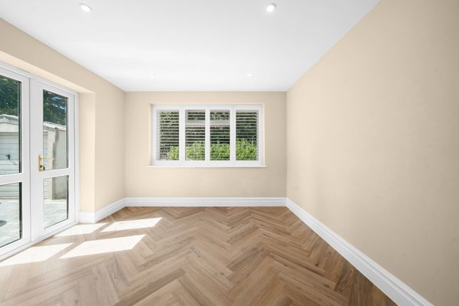 8, Foxhills Close, Chertsey photo 4