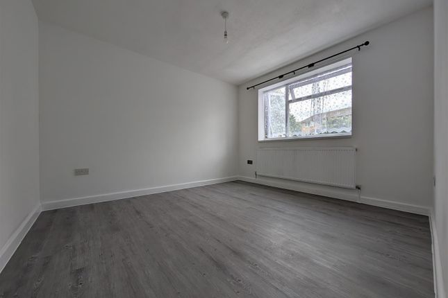 34, Staines Road, Feltham photo 3