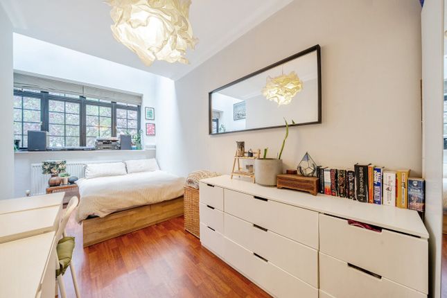Flat 8, Crown Court,, Berrymans Lane, London photo 4