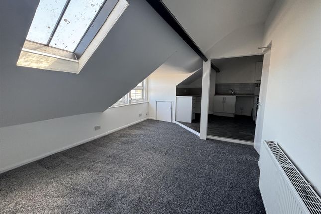 Flat 4, 24, Albemarle Crescent, Scarborough photo 3