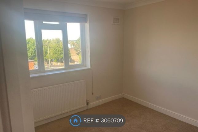 Windsor Court, Friern Barnet Lane, London photo 3