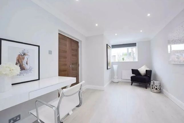 Triplex to rent in 3 Harley Road, London