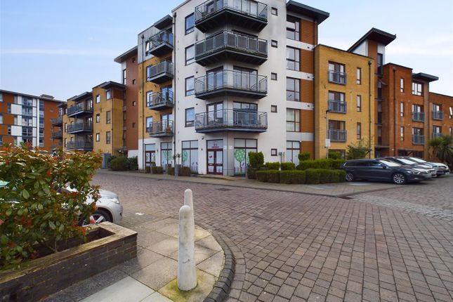 Flat for sale in Commonwealth Drive, Crawley