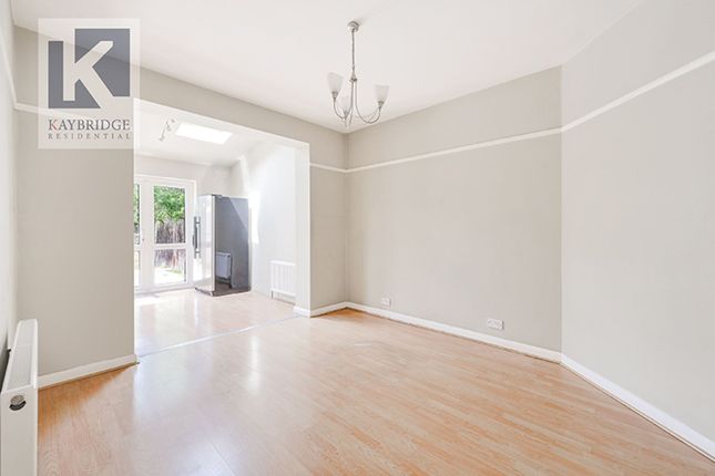 76 Cheshire Gardens, Chessington photo 4