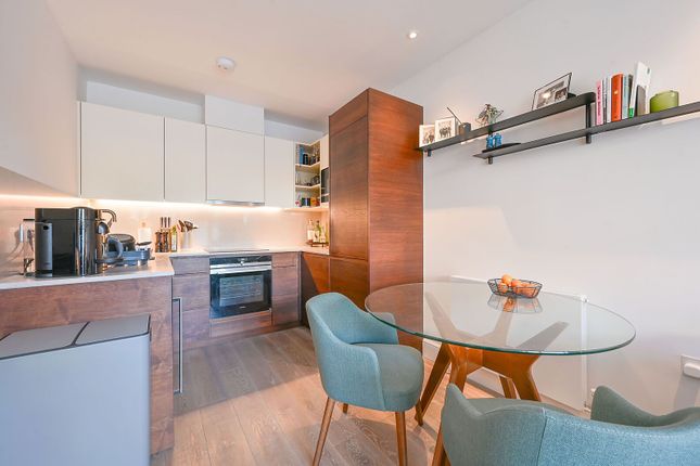 Berwick Close, Ealing photo 2