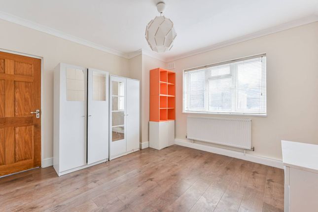 Flat to rent in Southey Road, Oval, London
