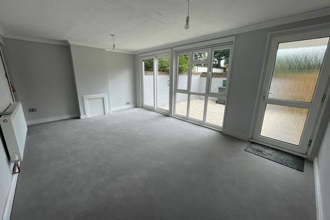 8, Badgers Close, Godalming photo 4