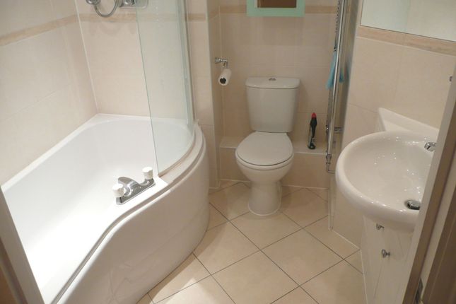 8 The Pines, Hook Road, Chessington photo 4