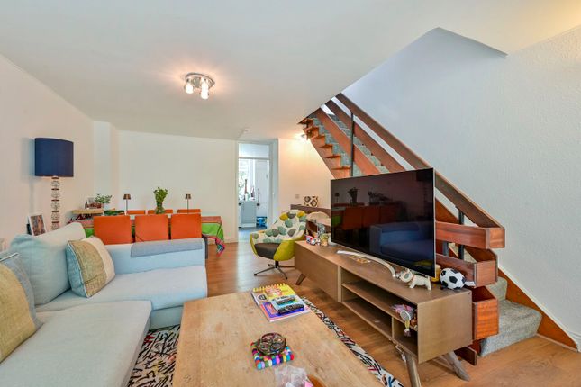 Levana Close, Wimbledon Park photo 5