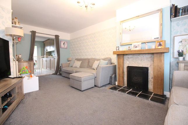 16 Lawnsdown Road, Brierley Hill photo 2