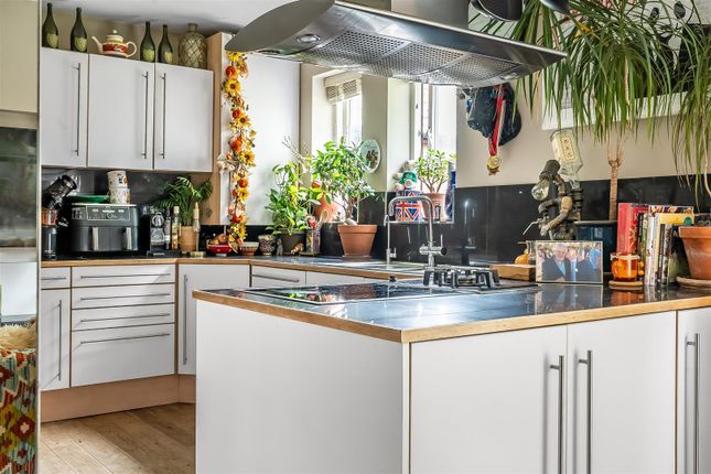 43, Beechwood Park, Leatherhead photo 4
