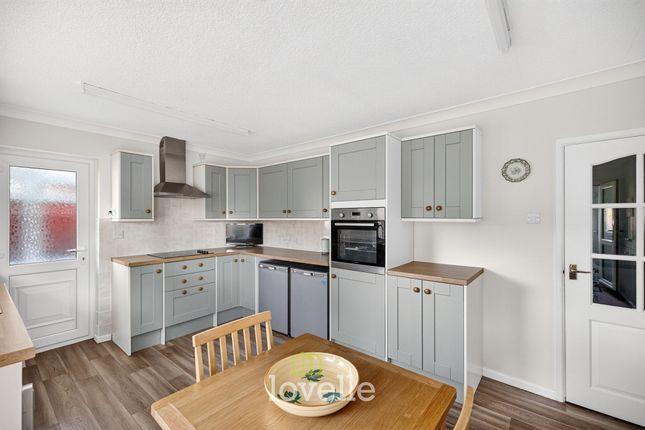 65 Station Road, Grimsby photo 3
